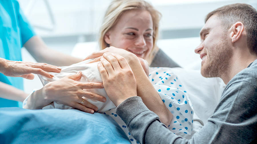 Nouveaux parents heureux à la Maternité CHU Nîmes